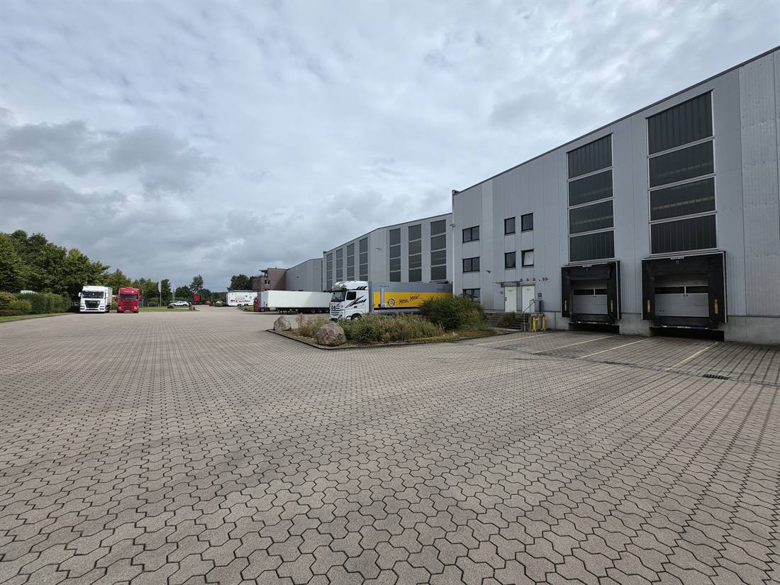 Yard of Semmelhaack Logistik in Elmshorn with trucks at the loading docks
